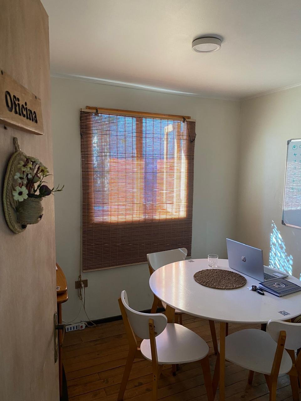 Espacio de Cowork y sala de reuniones en SurfCafé Concón