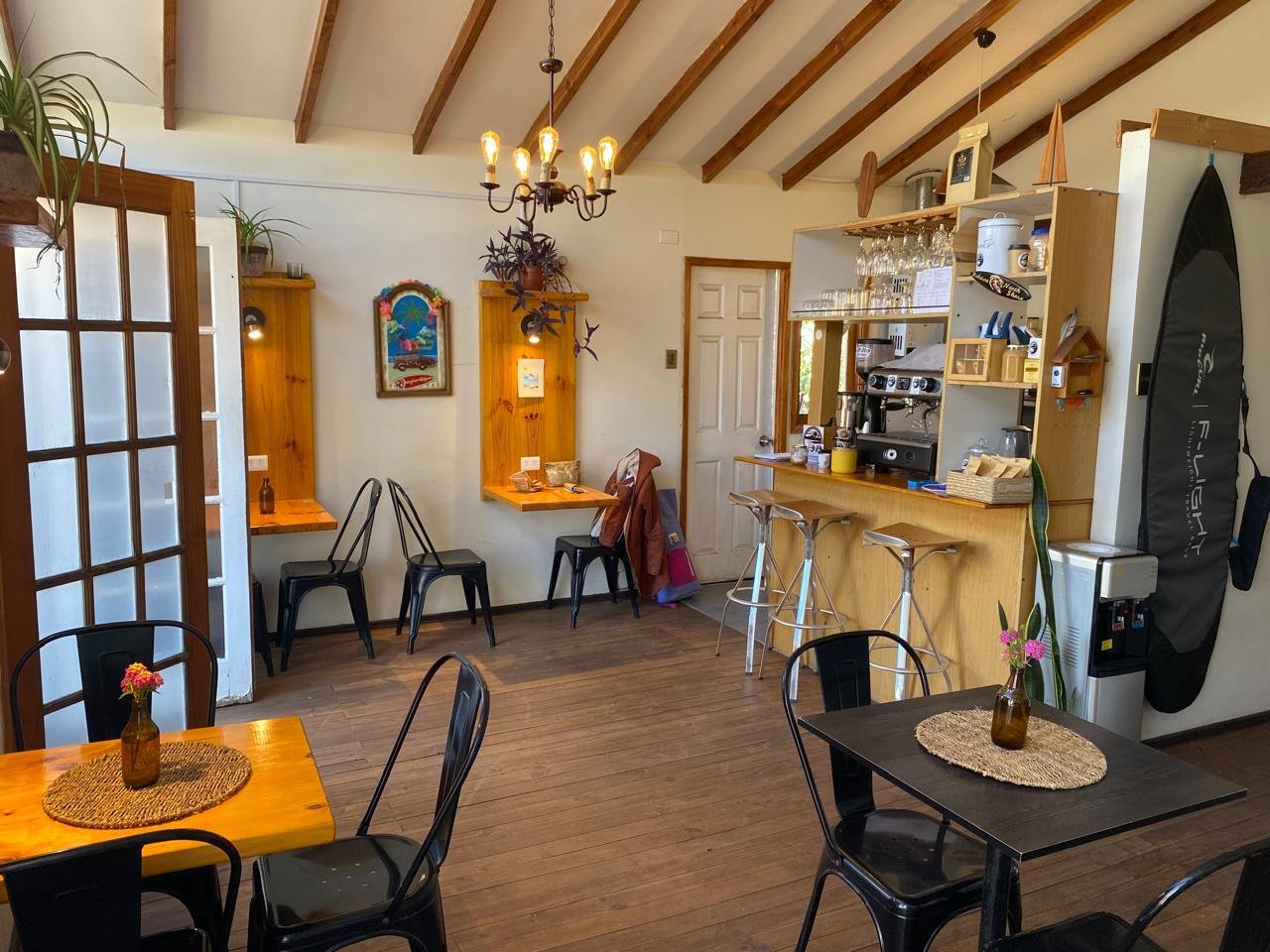 Barra de café de especialidad e interior en SurfCafé Concón